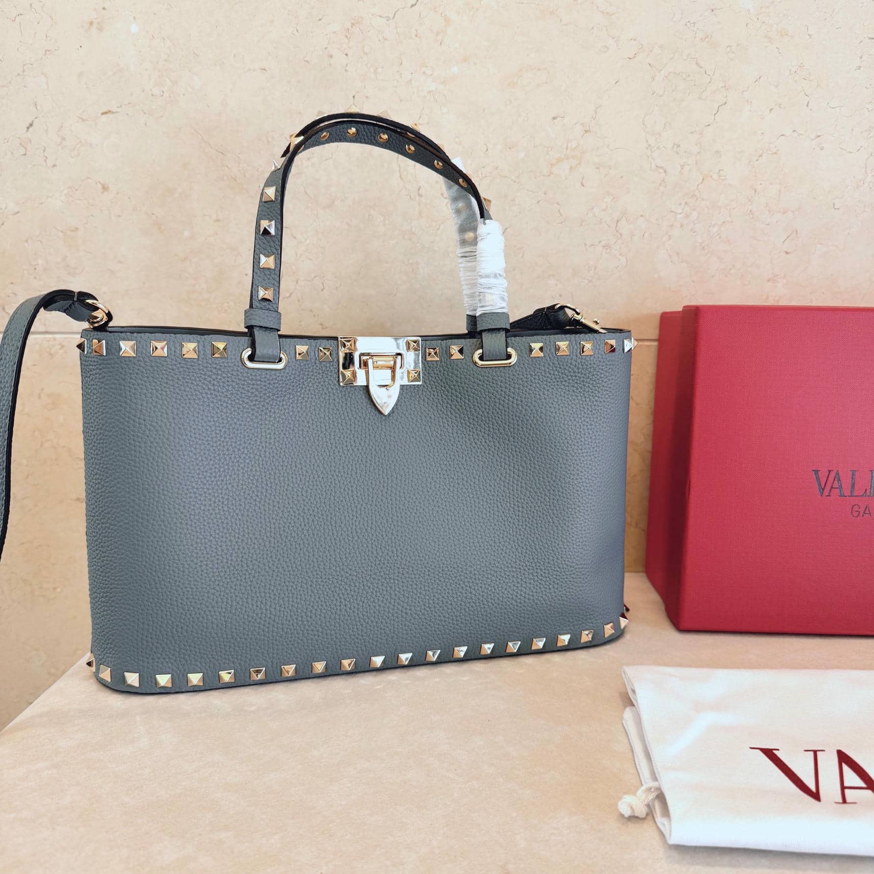 006-Tote Garavani Rockstud